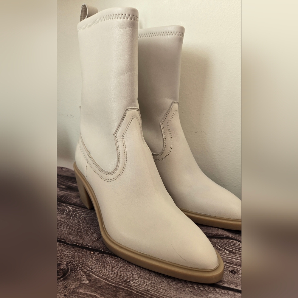 La CANADIENNE Cream Heeled Boots.